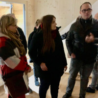 Interessant fanden SPD-Landesvorsitzende Ronja Endres (links), SPD-Bürgermeisterkandidatin Bettina Moser aus Sulzbach-Rosenberg (daneben) sowie SPD-Bürgermeisterkandidat Michael Gradl (rechts) das Portfolio der Freiraum GmbH, das Geschäftsführer Jonas Wol