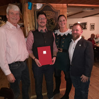 SPD-Vorsitzender Johannes Ambros, seine Stellvertreterin Anna Heigl (von rechts) und SPD-Kreisvorsitzender Michael Rischke (links) ehren Florian Kubeng für zehnjährige Mit-gliedschaft in der SPD.