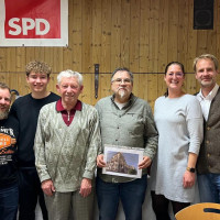 SPD-Vorsitzender Johannes Ambros (links) und die beiden stellvertretenden SPD-Vorsitzenden Markus Zagel (rechts) und Anna Heigl (zweite von rechts) gratulierten den Gewinnern des 53. SPD-Preisschafkopfes Johann Hirsch (1.Preis), dritter von links, Peter B