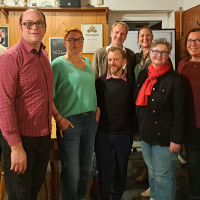 SPD-Kreisvorsitzender Michael Rischke gra-tuliert Michael Gradl, Petra Busch, Johannes Ambros, Mar-kus Zagel, Anna Heigl, Margit Müller, Stefanie Scheithauer und Waltraud Lobenhofer zur Wahl in den Vorstand der Pop-penrichter SPD.