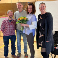 : SPD-Vorsitzender Johannes Ambros (links), seine Stellver-treter Markus Zagel (daneben) und Anna Heigl (rechts) be-dankten sich bei Dr. Sabine Hafner für die tolle Moderation.