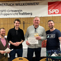 SPD-Vorsitzender Johannes Ambros (links) und SPD-Bundestagskandidat David Mandrella (daneben) gratulierten den Gewinnern des 53. SPD-Preisschafkopfes Robert Aures 1.Preis (zweiter von rechts) und Fabian Meyer (rechts) für den Trostpreis.