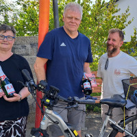 SPD-Vorsitzender Johannes Ambros (rechts) bedankte sich bei den Vielradlern Margit Müller und Martin Menzel mit einer kleinen Aufmerksamkeit