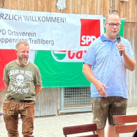 SPD-Vorsitzender Johannes Ambos (links) und designierter SPD-Bürgermeisterkandidat Michael Gradl (rechts) freuten sich bei ihrer Begrüßung über die vielen Gäste im Garten des Bikerstüberls Schwab.