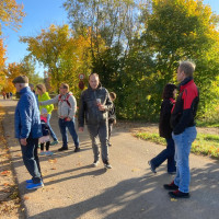 Wanderführer Markus Zagel (rechst) weist auf Sehenswürdigkeiten am Wegesrand hin Wanderführer Markus Zagel (rechst) weist auf Sehenswürdigkeiten am Wegesrand hin